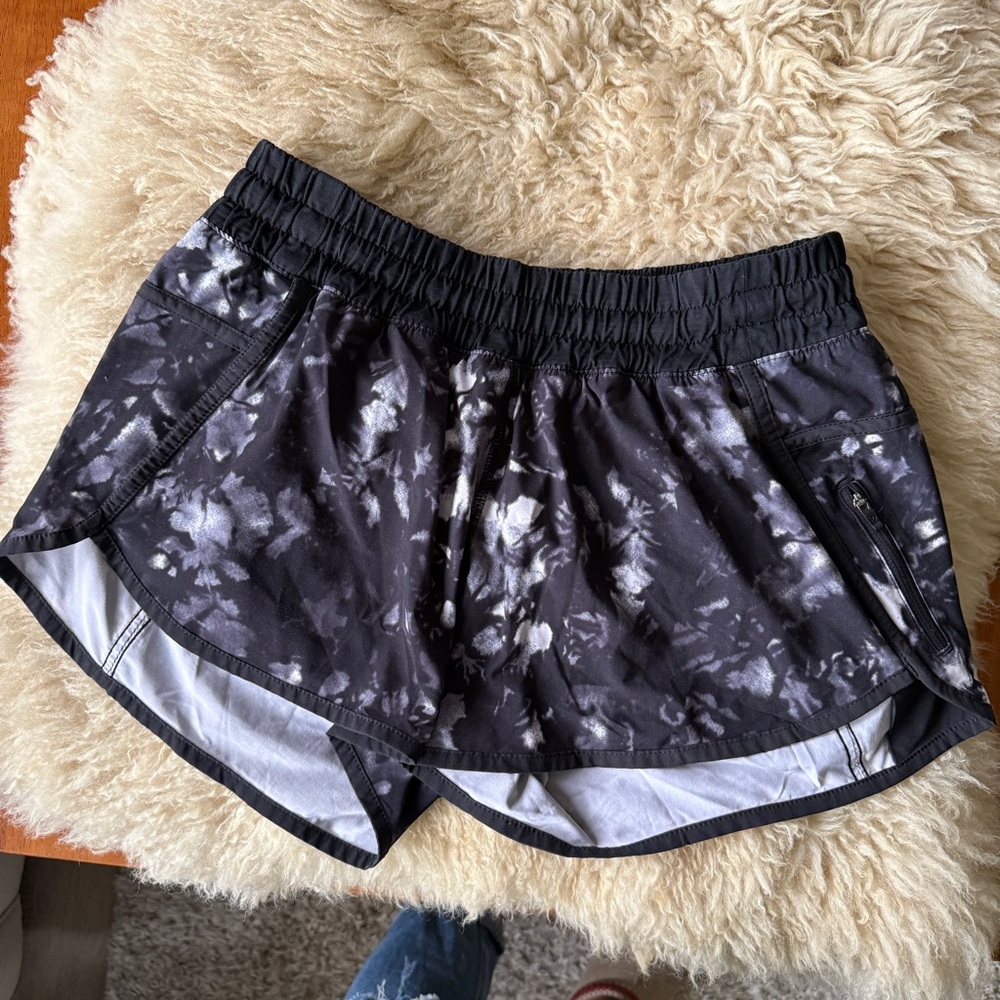 Lululemon Tracker Short IV in the Dusk Dye White Black